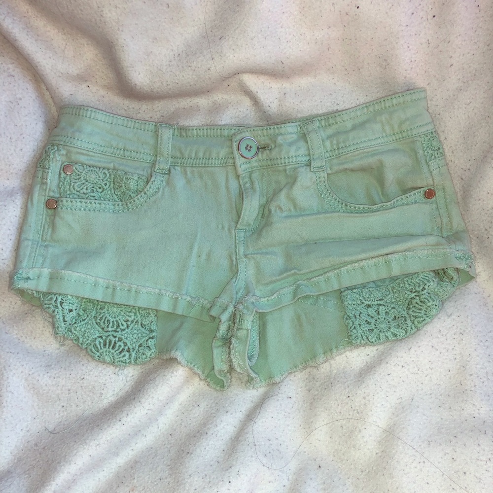 Mint green crochet pocket-show short shorts